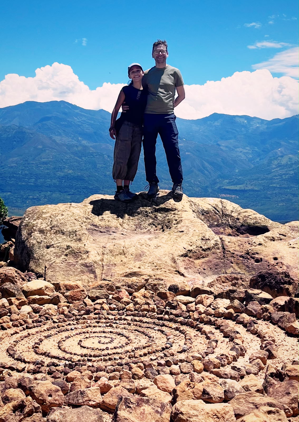 Visitantes en el mirador de piedra con la espiral de rocas y el valle de Barichara al fondo