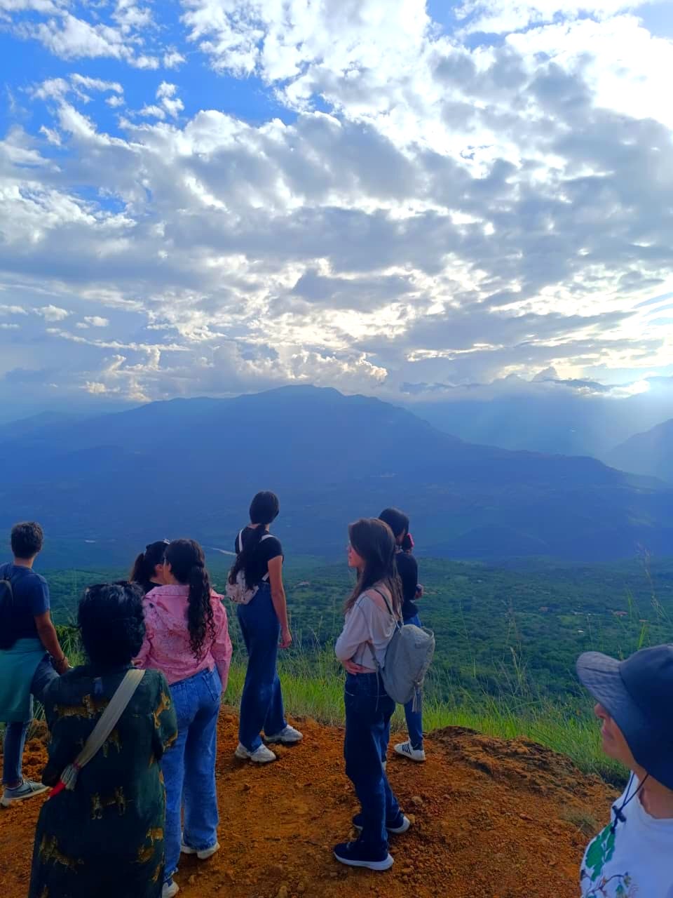 Grupo de visitantes contemplando el paisaje de montañas desde un mirador del Bioparque Móncora